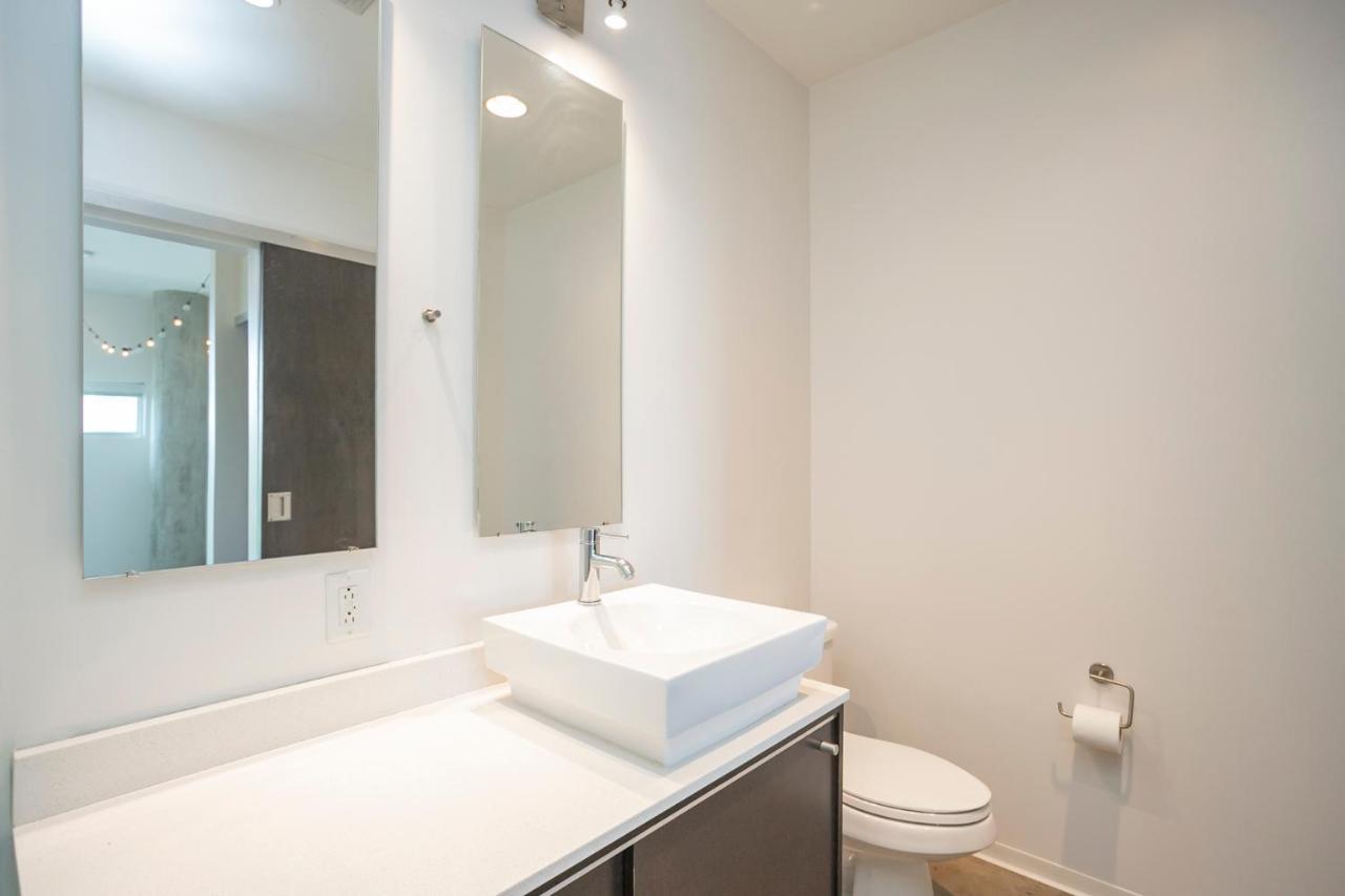 Unfurnished Amazing Layout W Balcony & Storage 30 Day Minimum Holiday home Nashville