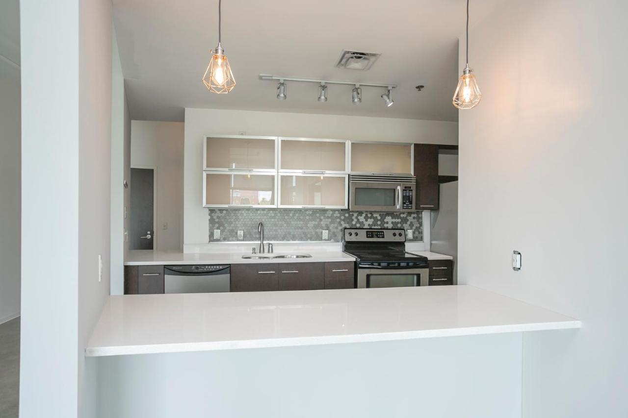 Unfurnished Amazing Layout W Balcony & Storage 30 Day Minimum Holiday home *