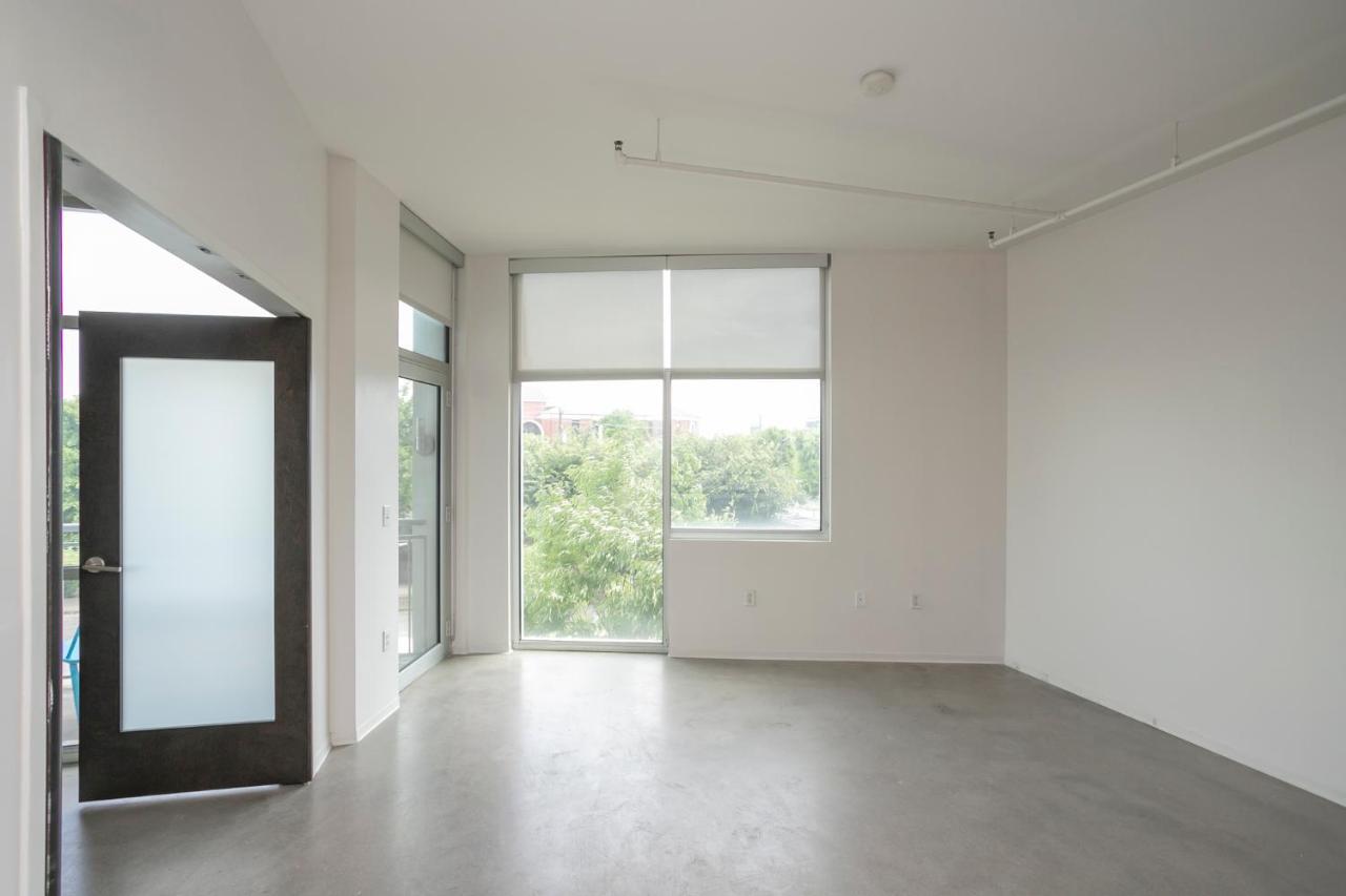 Holiday home Unfurnished Amazing Layout W Balcony & Storage 30 Day Minimum