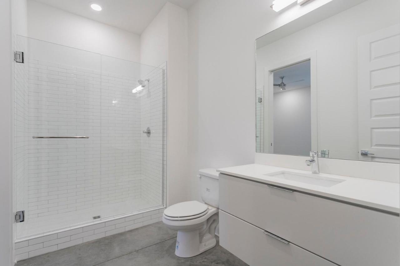 Modern Loft In Wedgewood Houston 90 Day Min Holiday home *