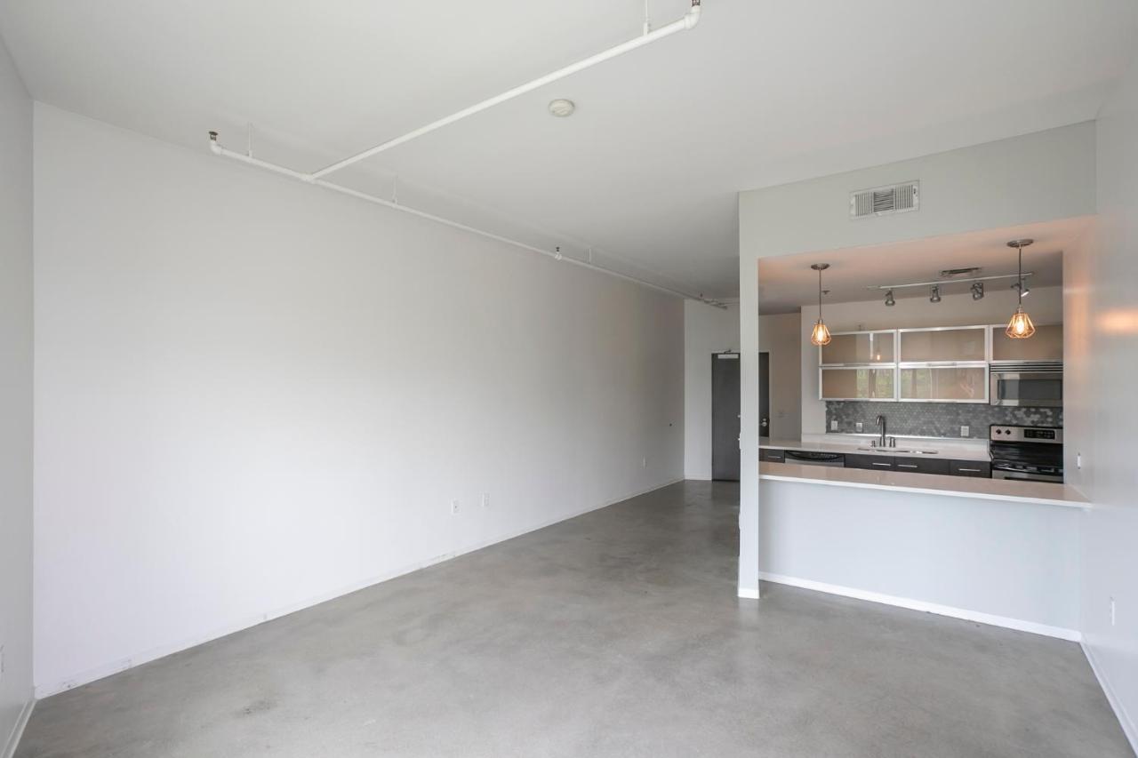 Unfurnished Amazing Layout W Balcony & Storage 30 Day Minimum *