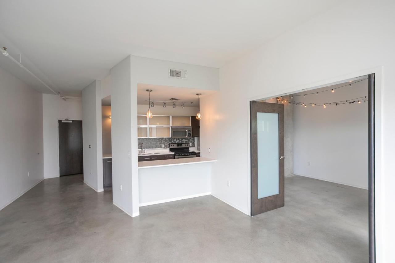 Holiday home Unfurnished Amazing Layout W Balcony & Storage 30 Day Minimum