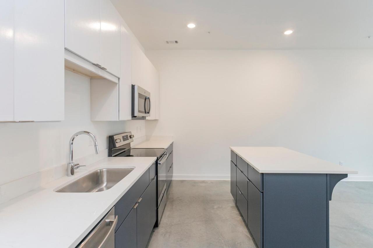 Modern Loft In Wedgewood Houston 90 Day Min Holiday home *
