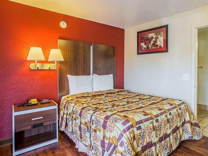 Hotel Rodeway Airport South 2*