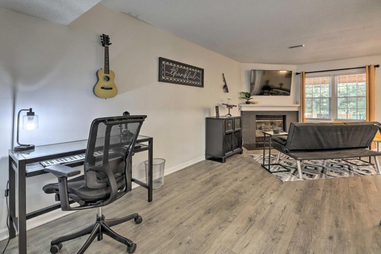Modern Townhome Large Yard And Deck!