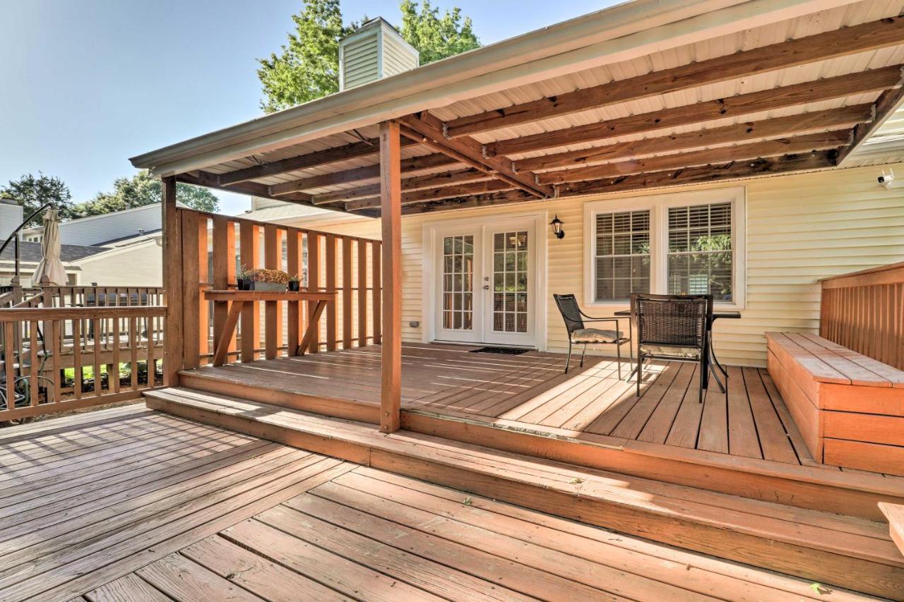 Modern Townhome Large Yard And Deck!