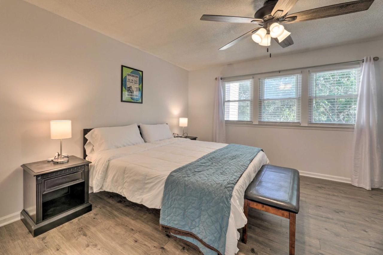 Modern Townhome Large Yard And Deck!