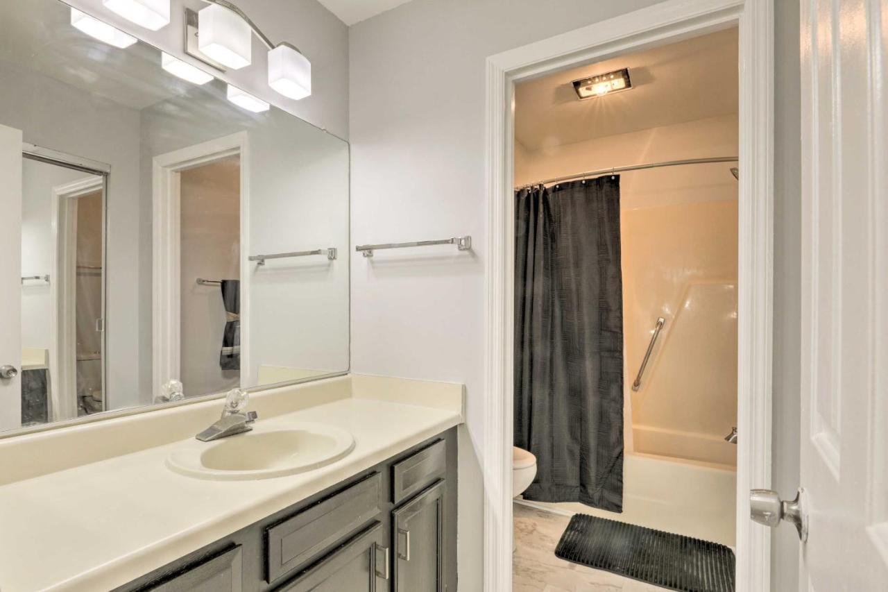 Modern Townhome Large Yard And Deck! Holiday home Nashville