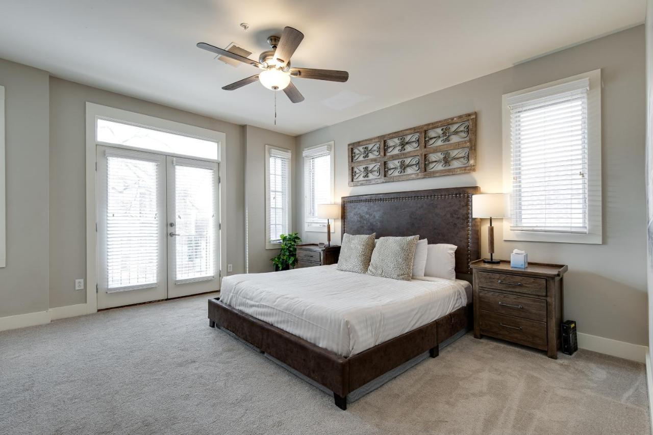 Stunning Minutes From Broadway Apartment *