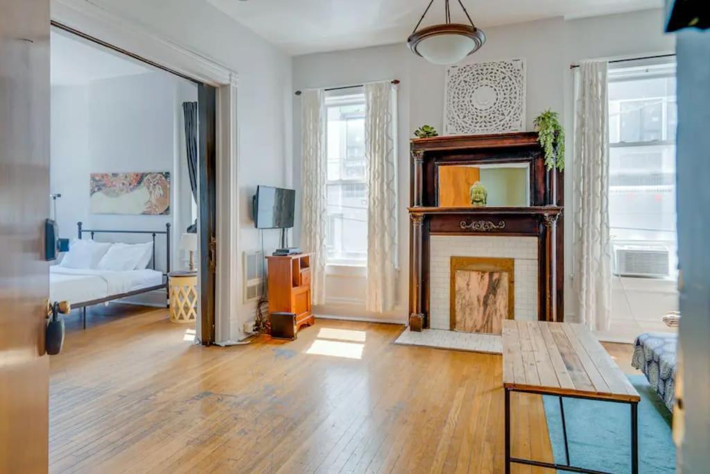 Airy And Bright On Broadway Apartment