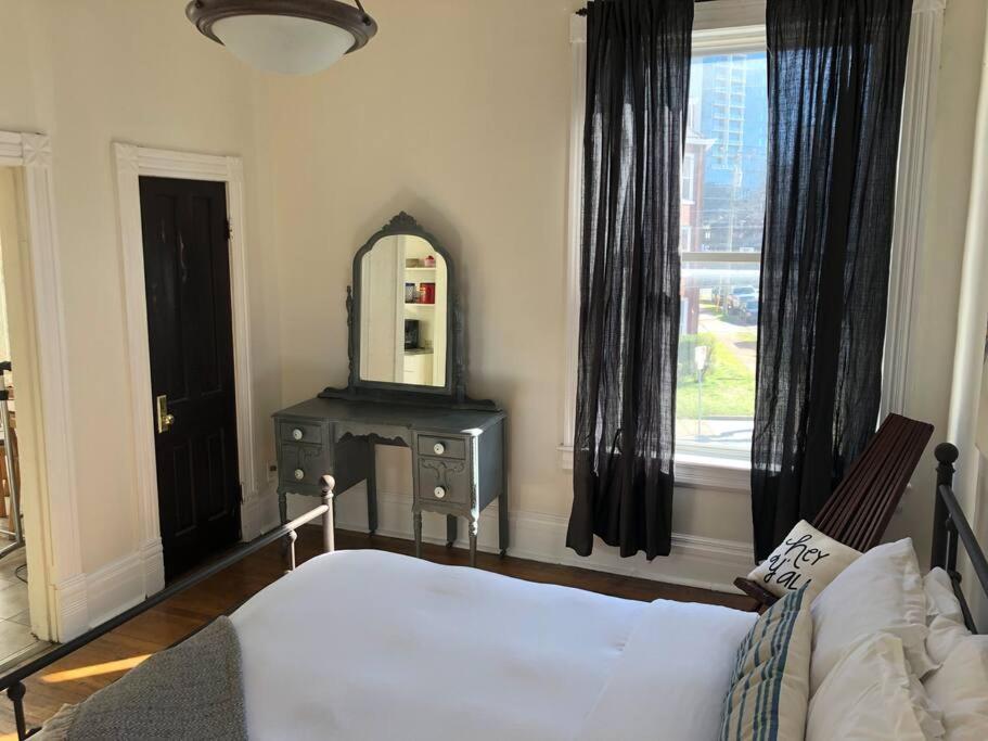 Apartment Airy And Bright On Broadway *