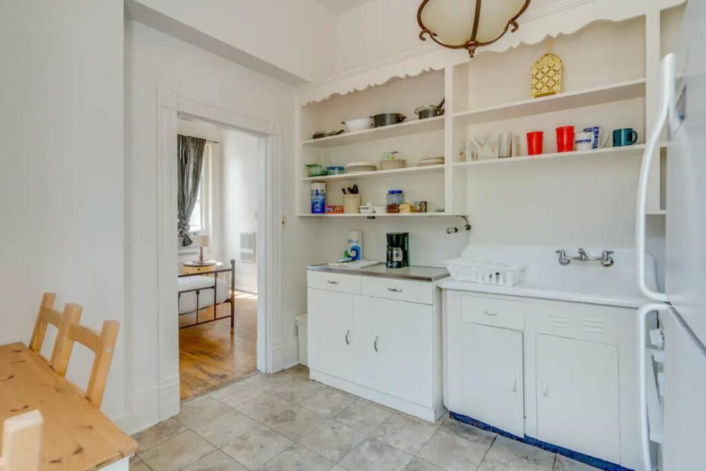 Apartment Airy And Bright On Broadway *
