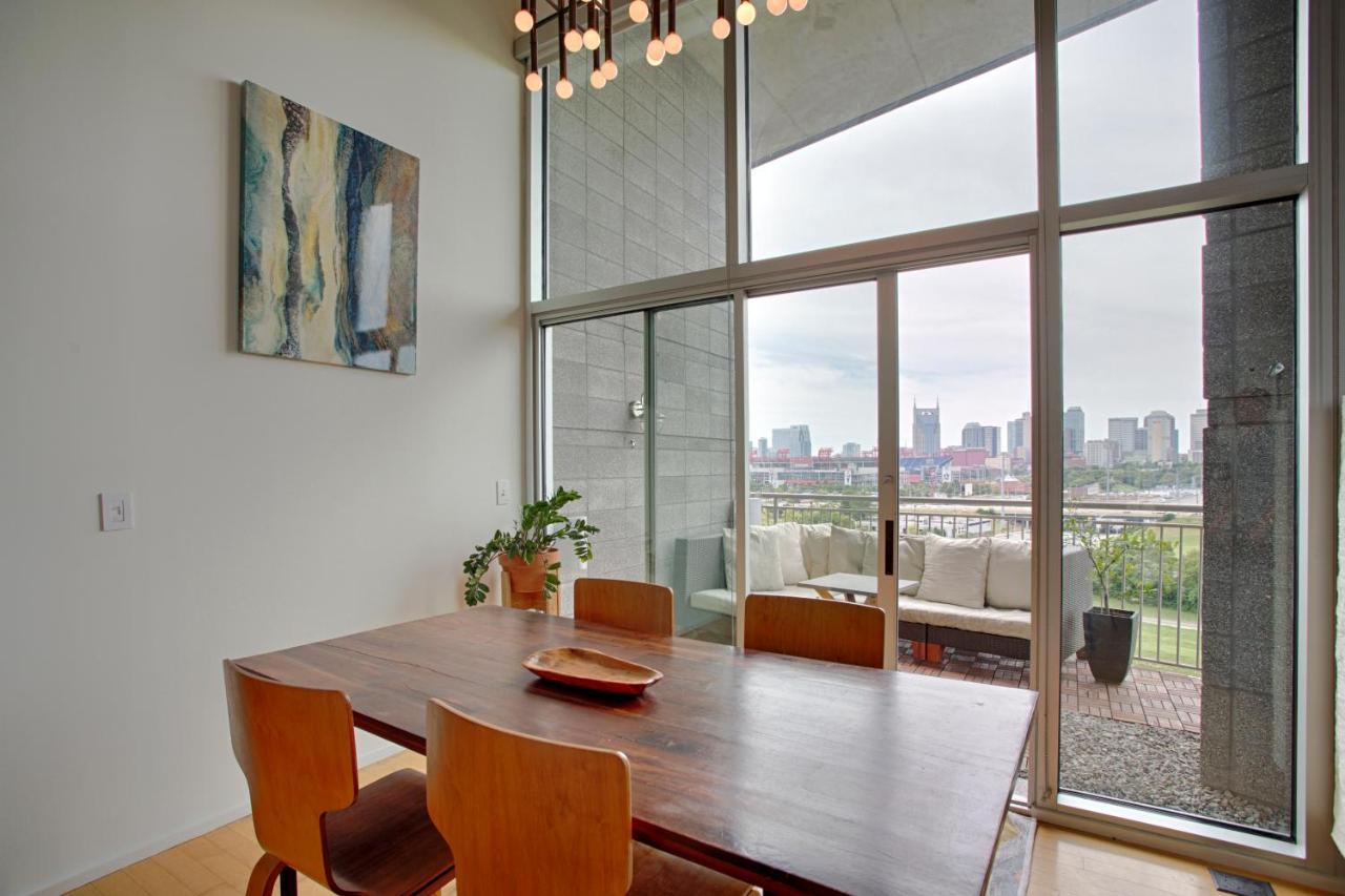 Luxe Two Bedroom Penthouse With Skyline Views, Internet, Gym *