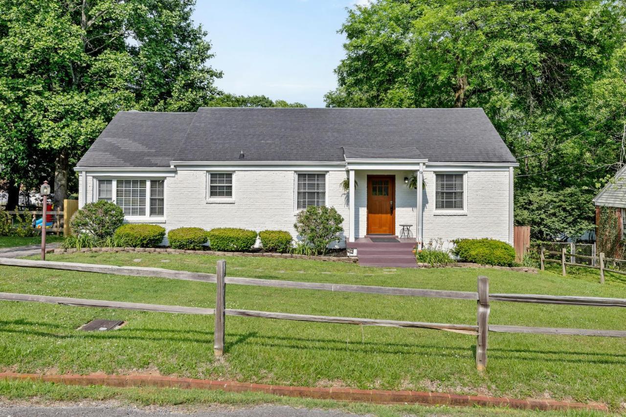Neighborhood Retreat, Large Yard, Fire Pit Holiday home