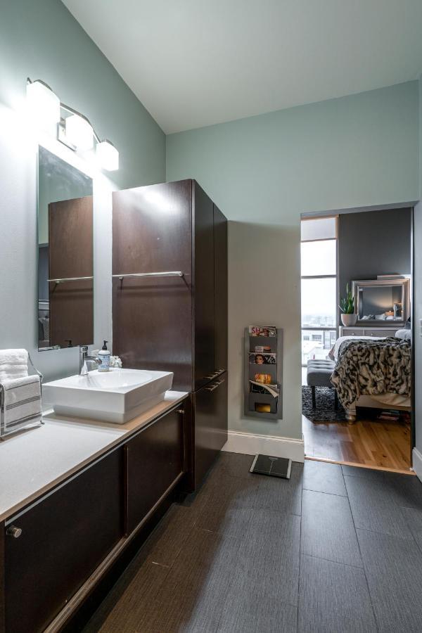 Lux Living In 6th Floor Located In East Minutes To Downtown *
