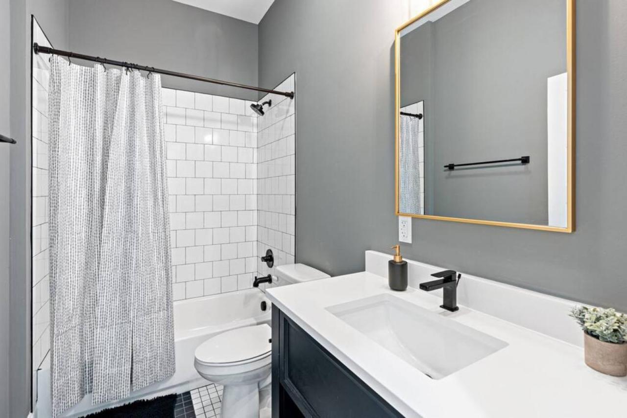 Spacious Modern 4 Bed 2 Bedroom Near Downtown Nashville