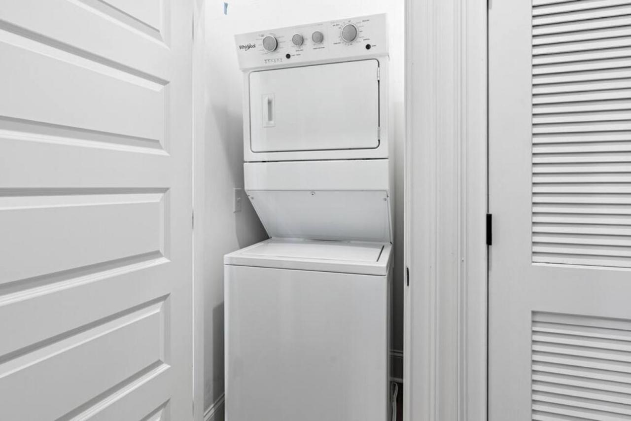 Modern 5 Beds -3 Miles To Downtown Apartment *