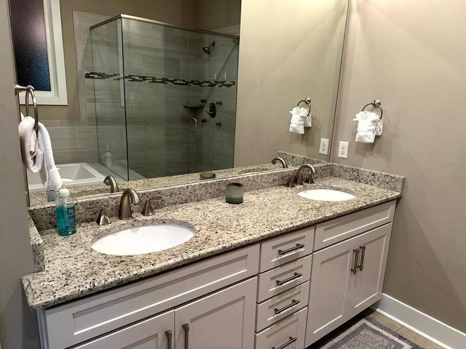 Holiday home The Amphouse I Private Rooftop & Hot Tub I 4 Mi To Broadway Nashville