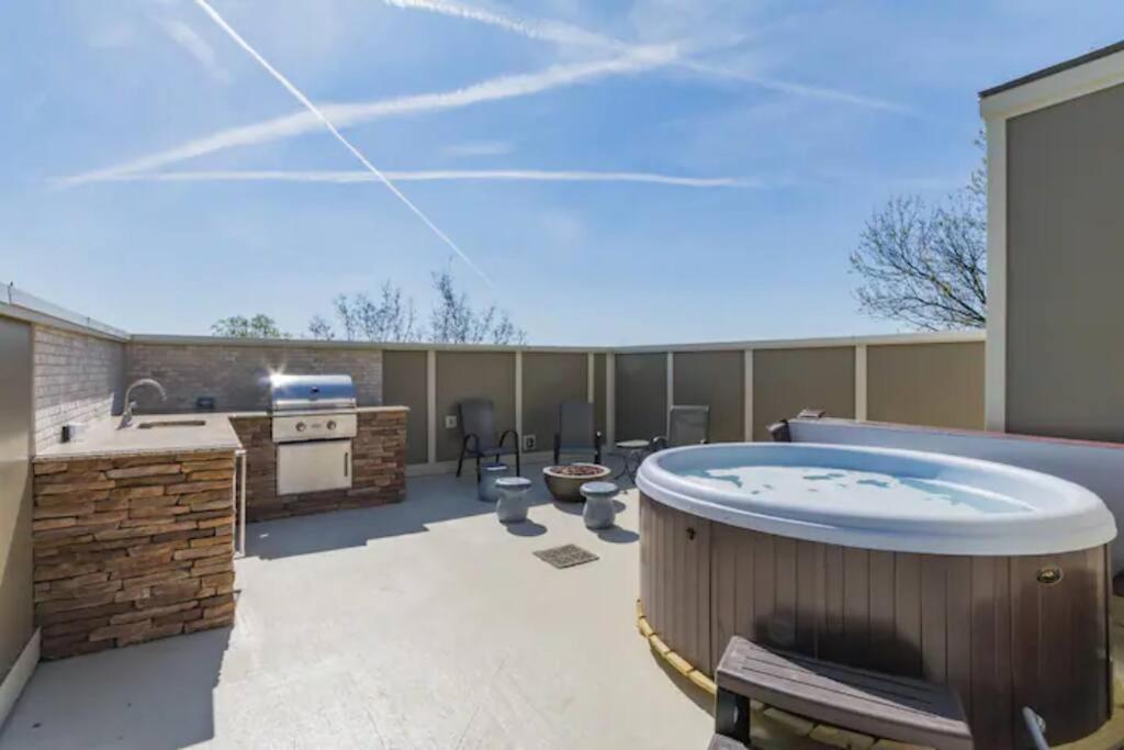 The Amphouse I Private Rooftop & Hot Tub I 4 Mi To Broadway *