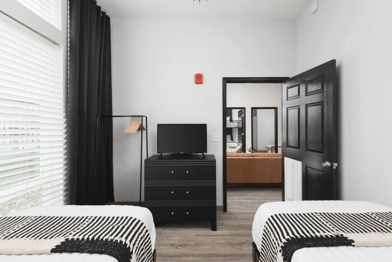 Modern Comfort 8 Beds, 4 Bedroom Walk To Restaurants, Bars, Coffee