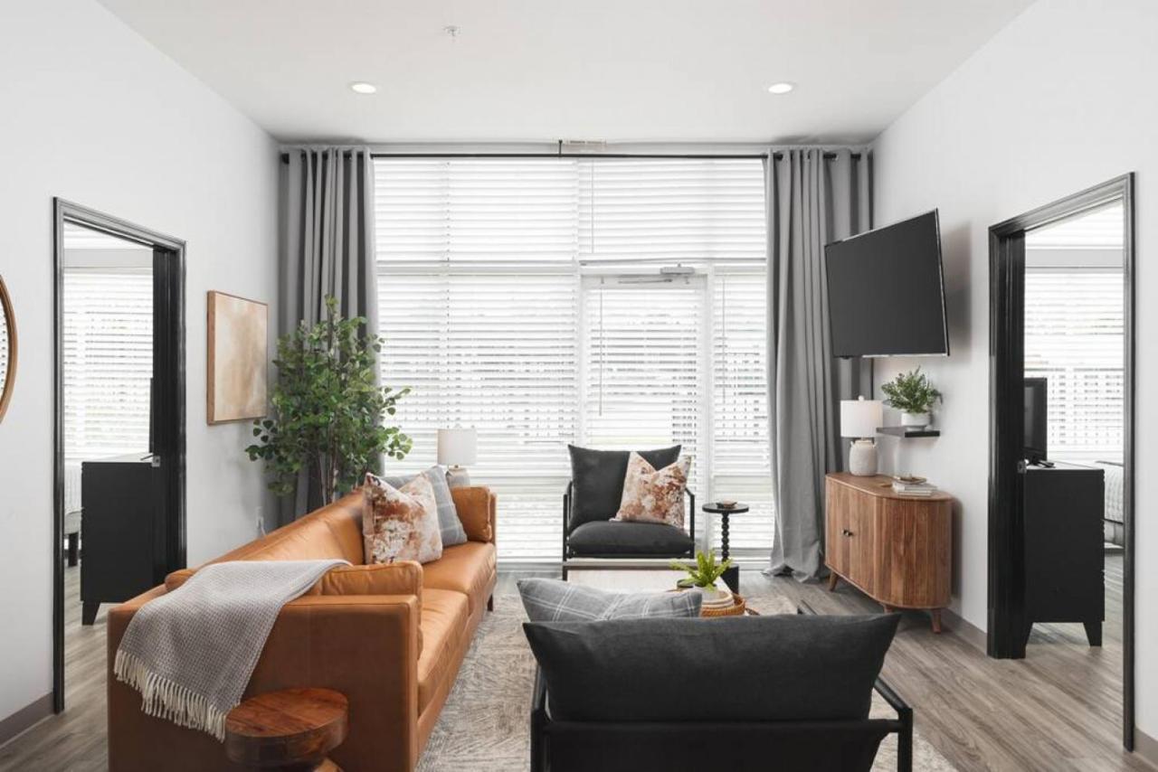 Modern Comfort 8 Beds, 4 Bedroom Walk To Restaurants, Bars, Coffee