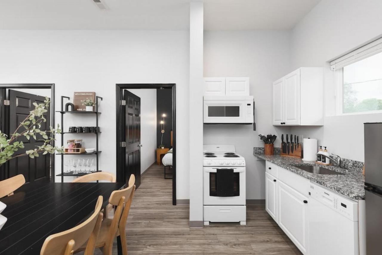 Modern Comfort 8 Beds, 4 Bedroom Walk To Restaurants, Bars, Coffee Apartment *