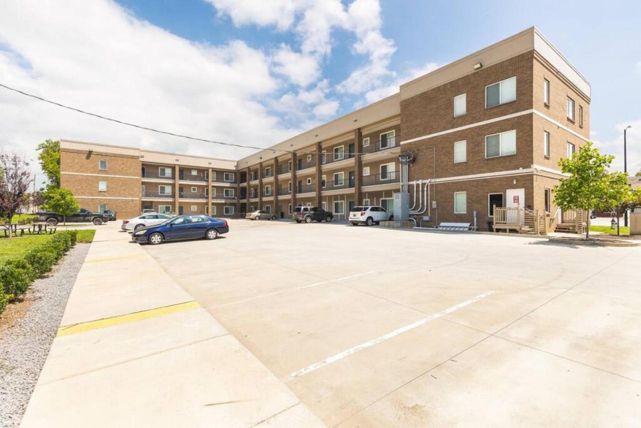 Modern Comfort 8 Beds, 4 Bedroom Walk To Restaurants, Bars, Coffee * Nashville