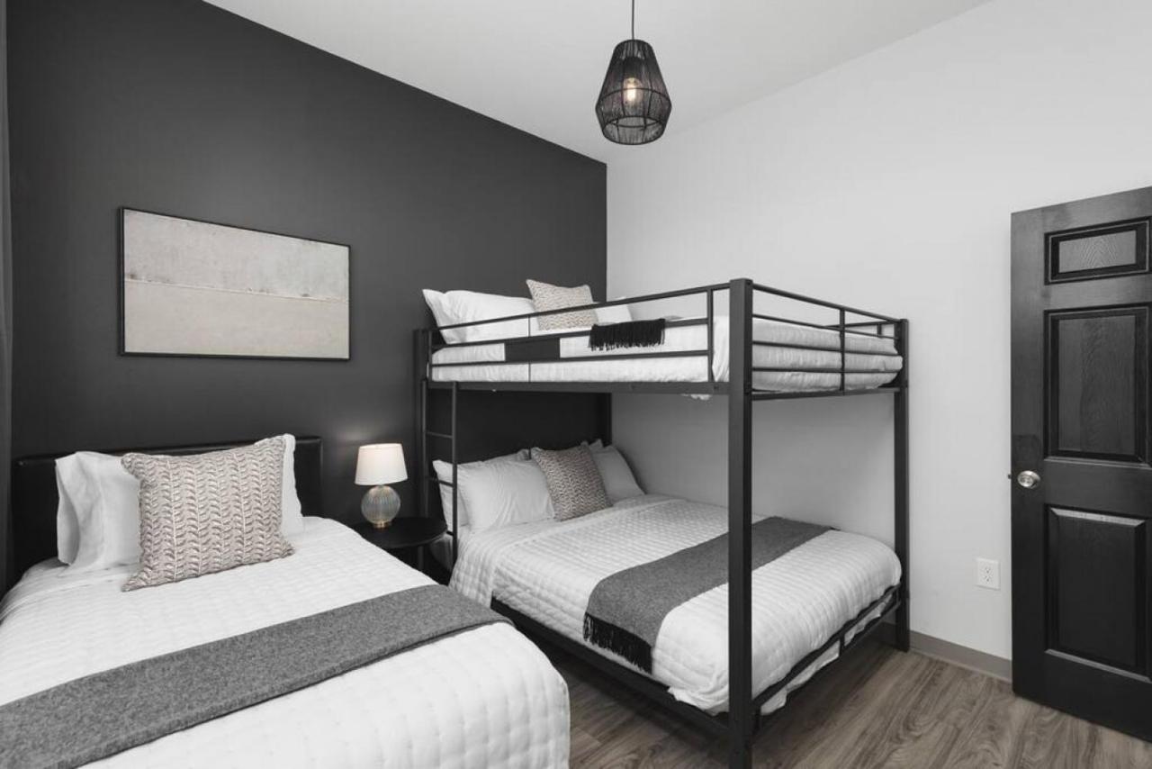 Modern Comfort 8 Beds, 4 Bedroom Walk To Restaurants, Bars, Coffee Apartment *