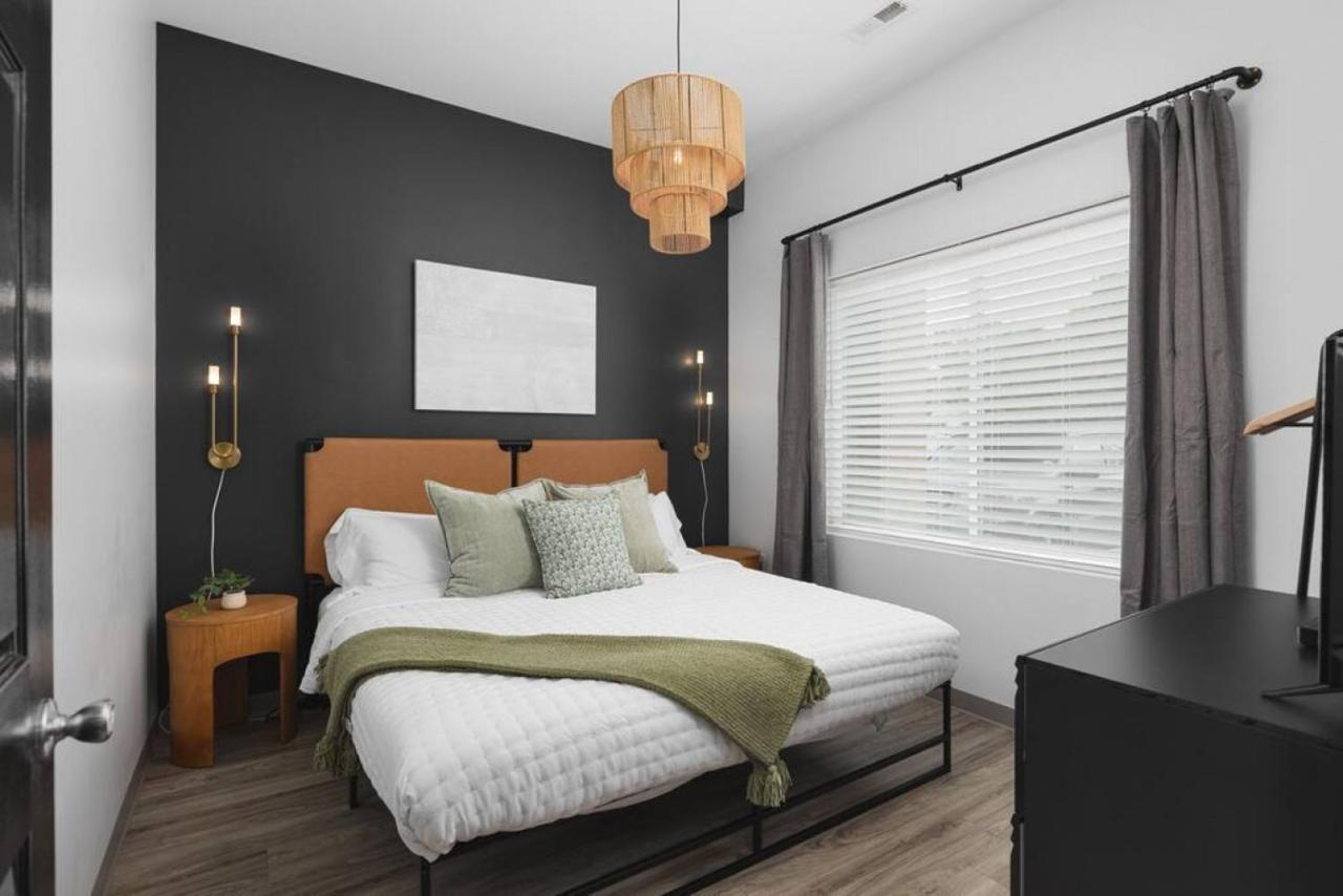 Modern Comfort 8 Beds, 4 Bedroom Walk To Restaurants, Bars, Coffee