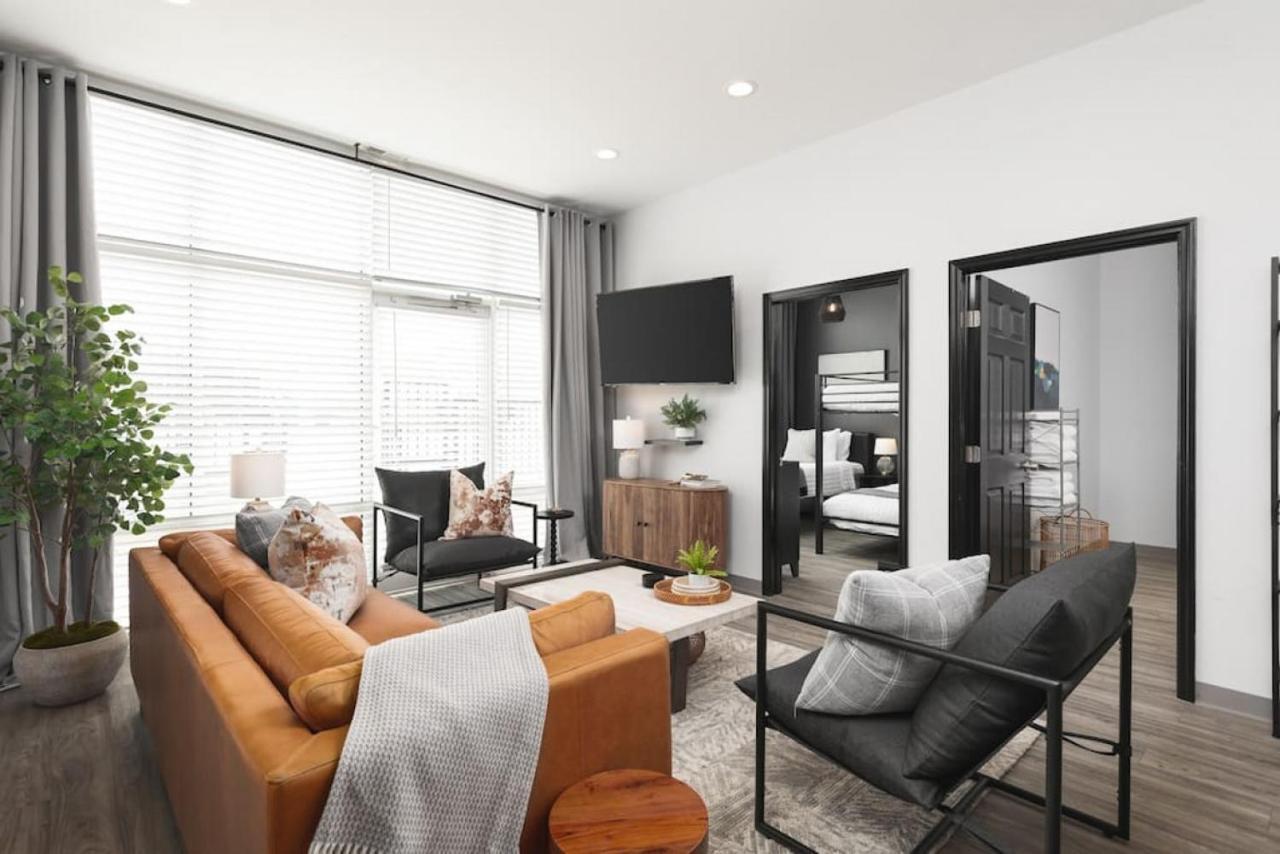 Modern Comfort 8 Beds, 4 Bedroom Walk To Restaurants, Bars, Coffee Apartment *