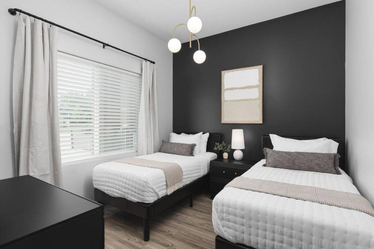 Modern Comfort 8 Beds, 4 Bedroom Walk To Restaurants, Bars, Coffee * Nashville
