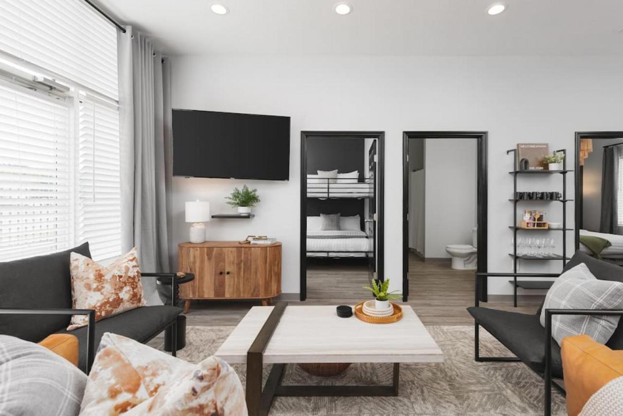 Modern Comfort 8 Beds, 4 Bedroom Walk To Restaurants, Bars, Coffee *