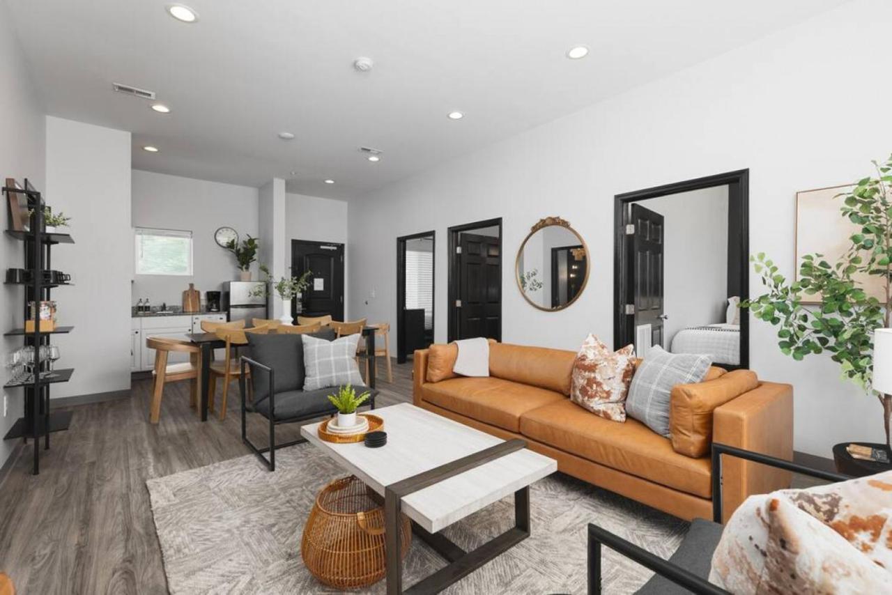 Modern Comfort 8 Beds, 4 Bedroom Walk To Restaurants, Bars, Coffee Apartment *