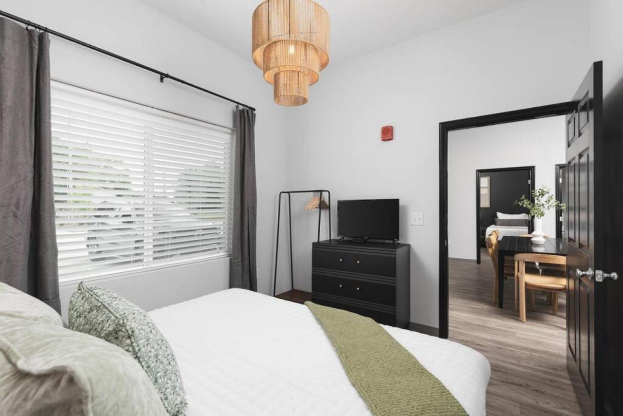 Modern Comfort 8 Beds, 4 Bedroom Walk To Restaurants, Bars, Coffee