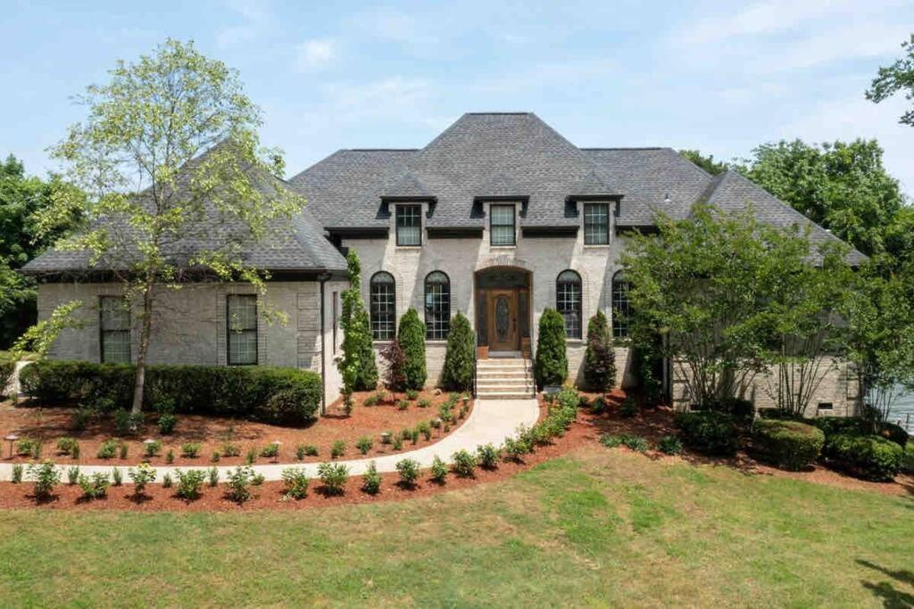 Luxury@lake Mansion Pool/hot Tub For Discerning Tastes Holiday home Nashville