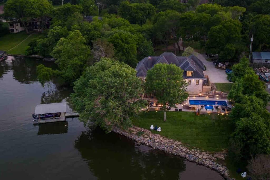 Holiday home Luxury@lake Mansion Pool/hot Tub For Discerning Tastes