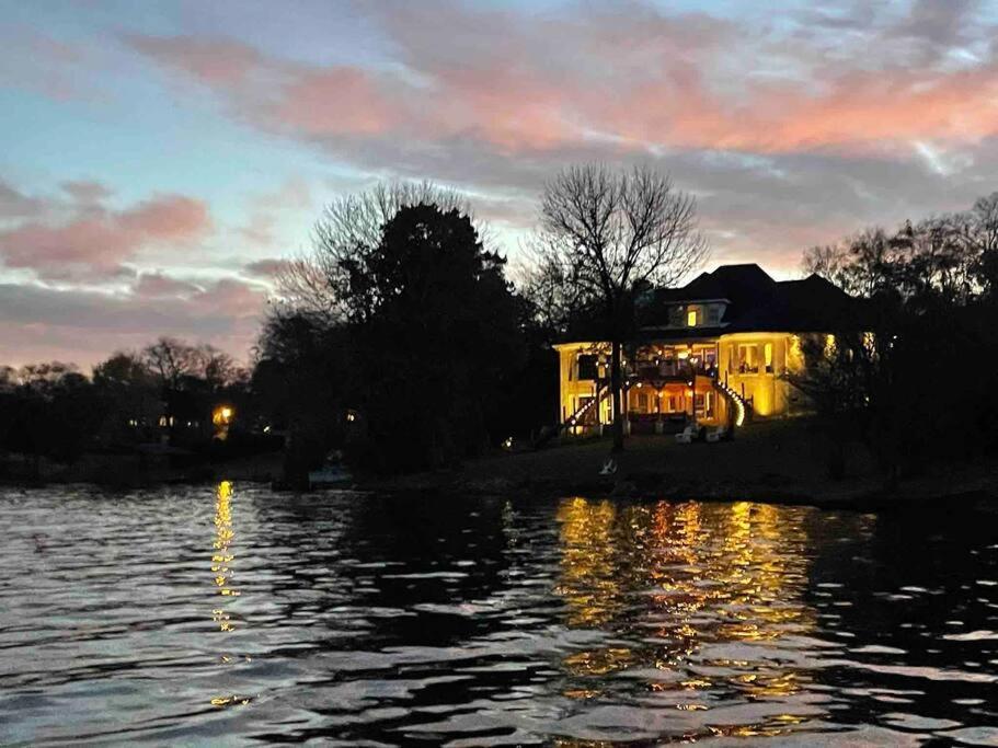 Luxury@lake Mansion Pool/hot Tub For Discerning Tastes Holiday home Nashville