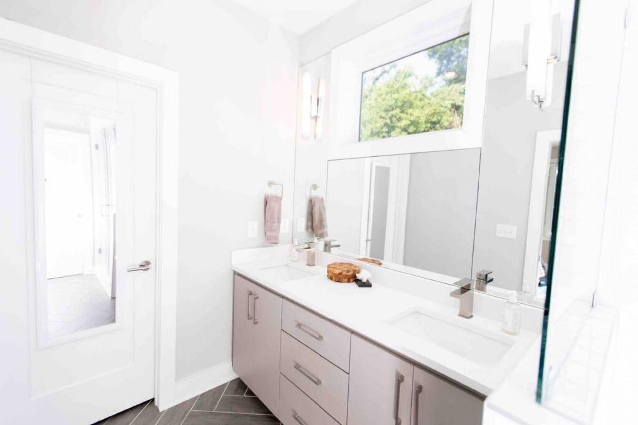 Modern Luxury With Rooftop Deck, 3 Mi To Downtown Nashville