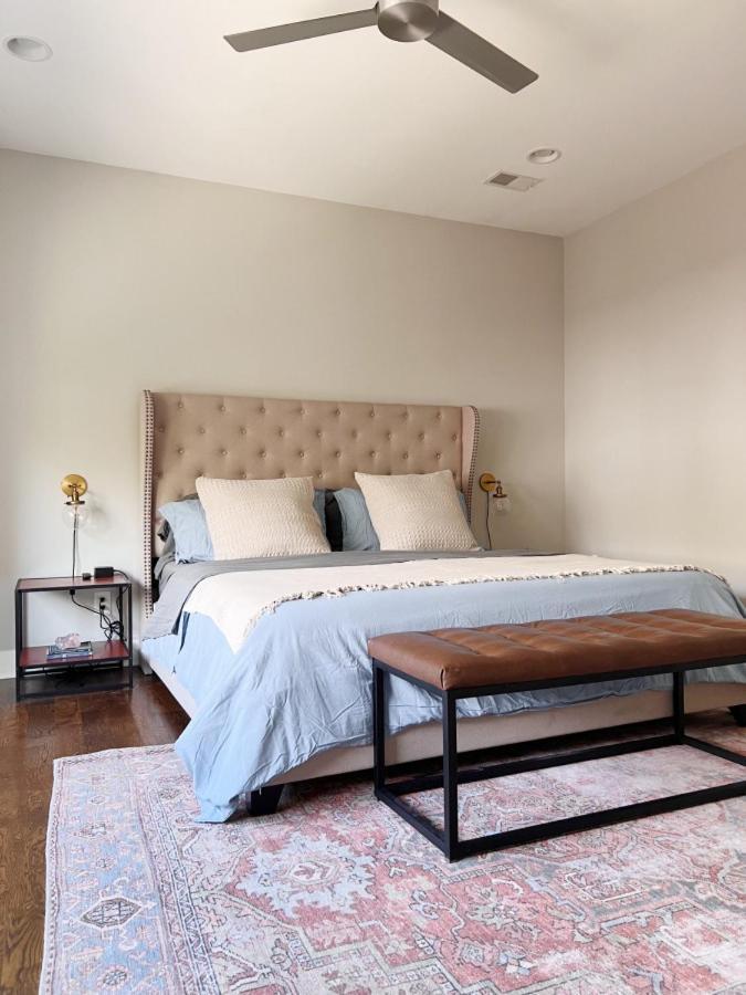 Modern Luxury With Rooftop Deck, 3 Mi To Downtown Holiday home Nashville