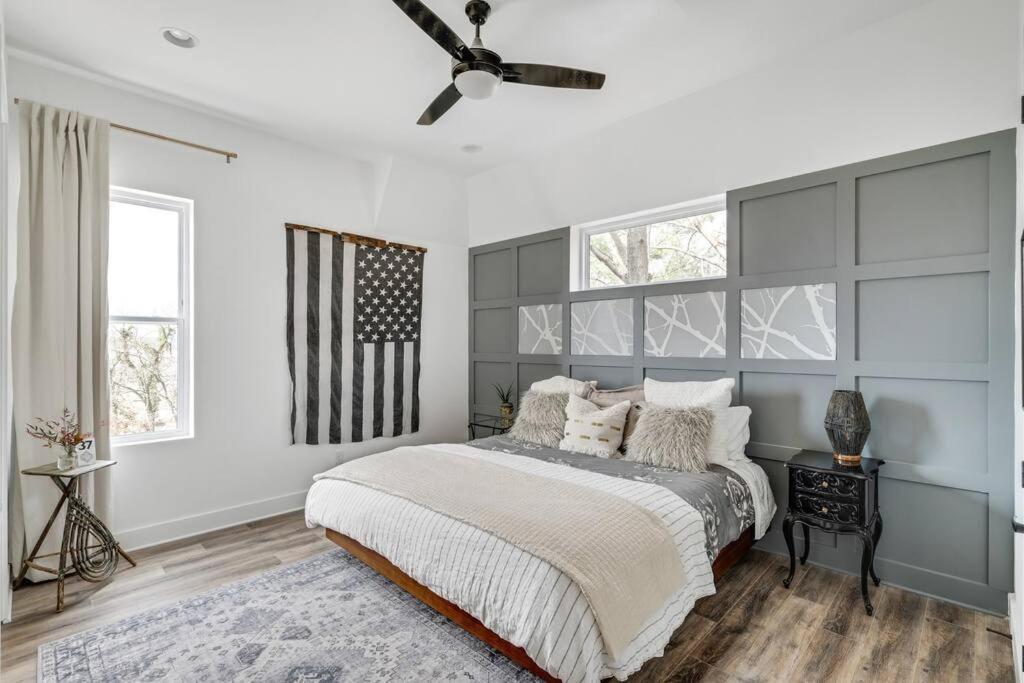 Holiday home Instagrammable W/ Rooftop Deck, 3 Bdrm *