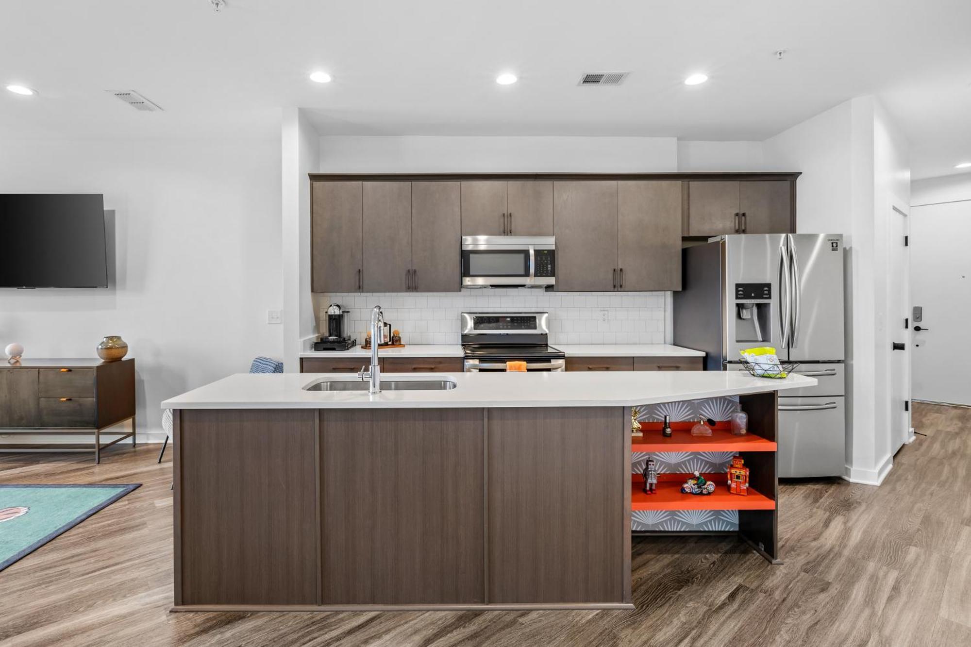 Modern, Free Parking, Walk To Everything Apartment *