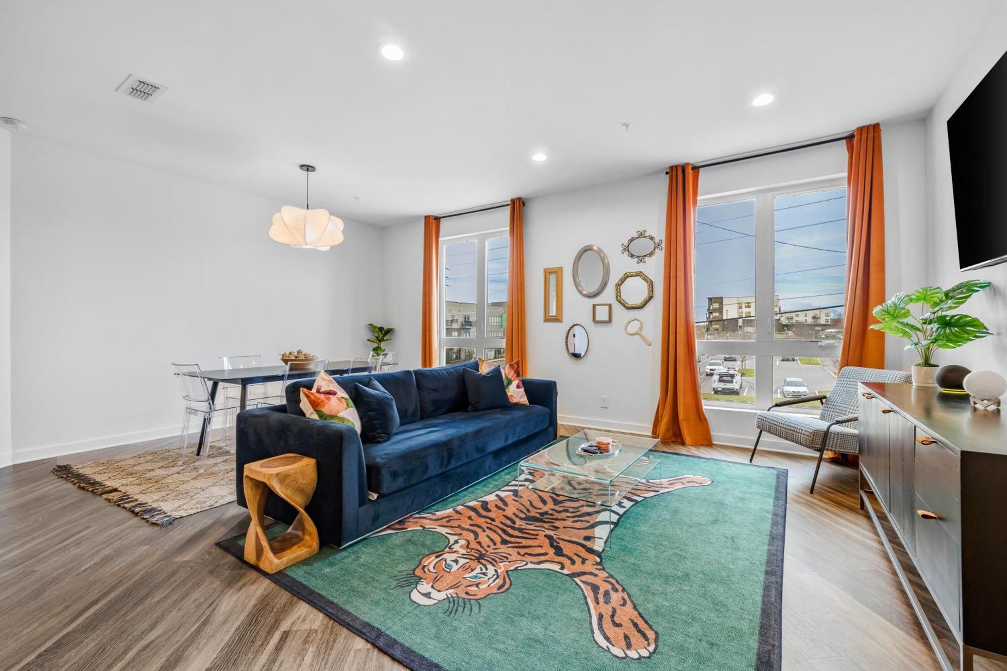 Modern, Free Parking, Walk To Everything Apartment