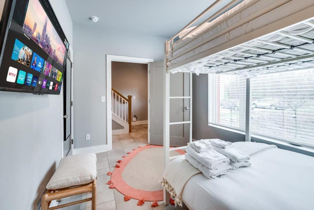 Open Late Nash Rooftop Views Near Downtown Holiday home *