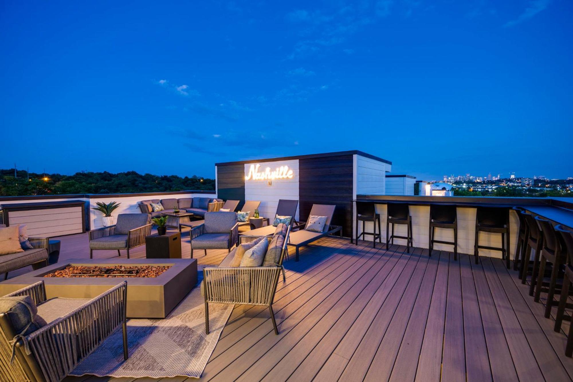Rooftop Skyline Views Dt Nash Sleeps 12 Holiday home