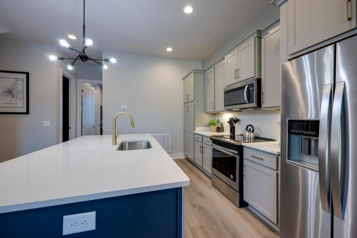 Holiday home New Lux Townhome 6 Mins To Dt Rooftop Sleeps 12 *