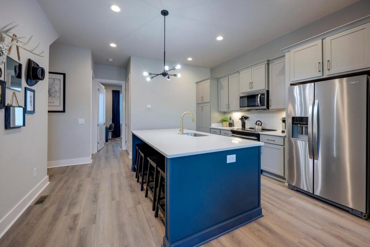 Holiday home New Lux Townhome 6 Mins To Dt Rooftop Sleeps 12