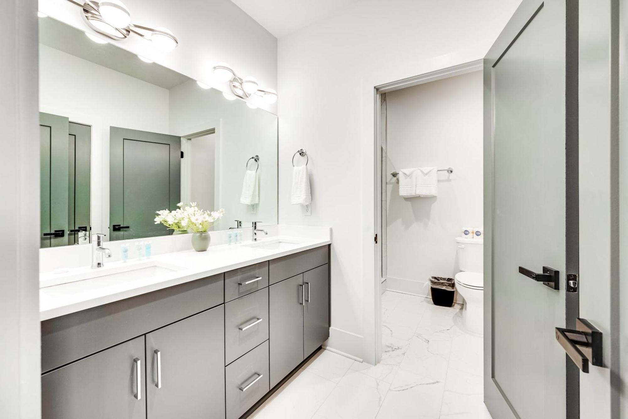 Sky High Cowgirl Luxe 4br With Rooftopdeck Karaoke * Nashville