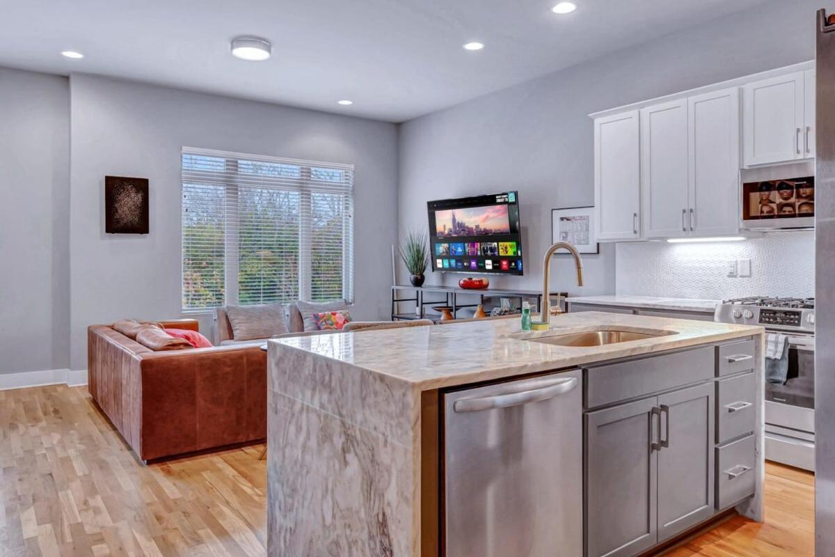 Holiday home Open Late Nash Rooftop Views Near Downtown *