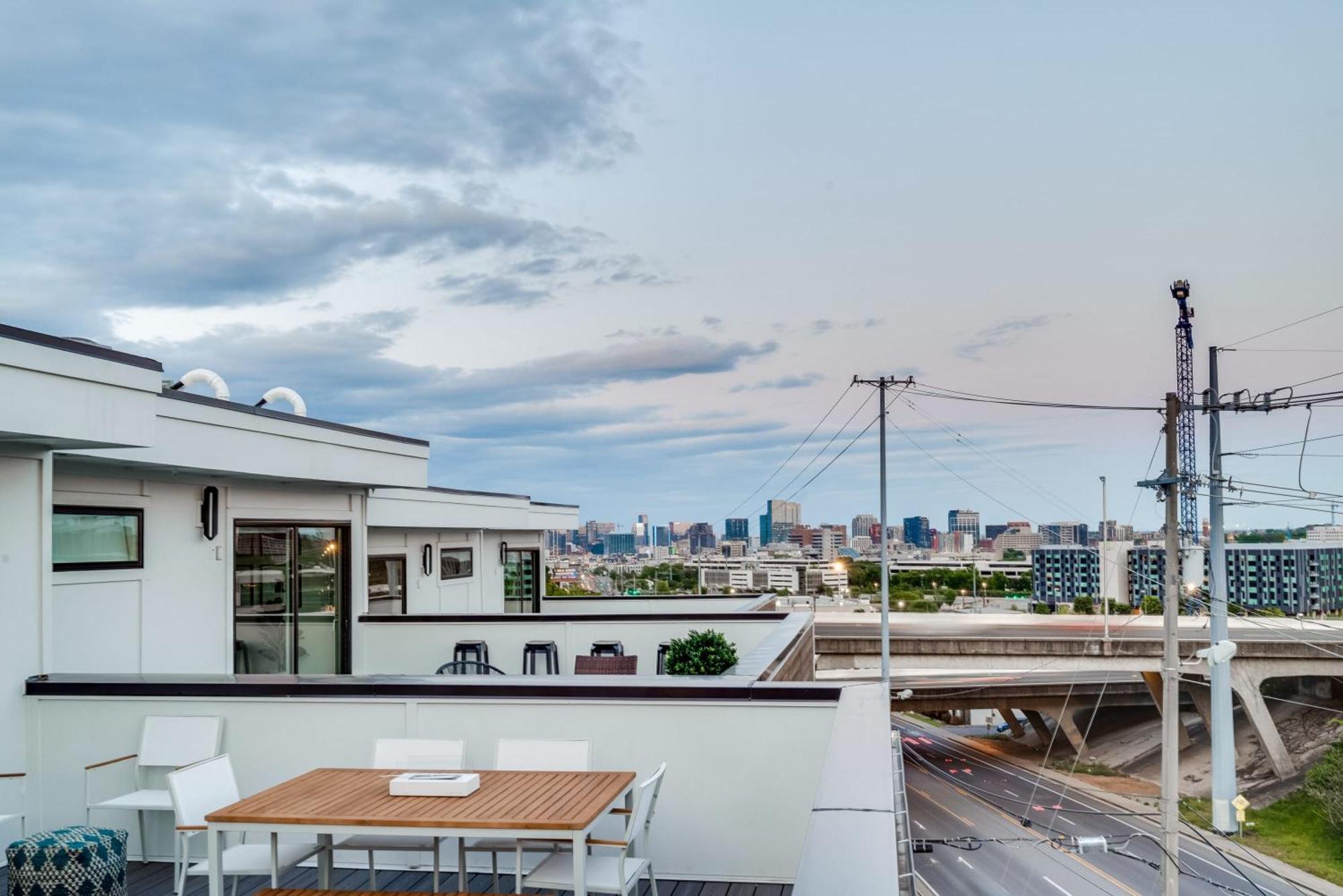 Sky High Cowgirl Luxe 4br With Rooftopdeck Karaoke *