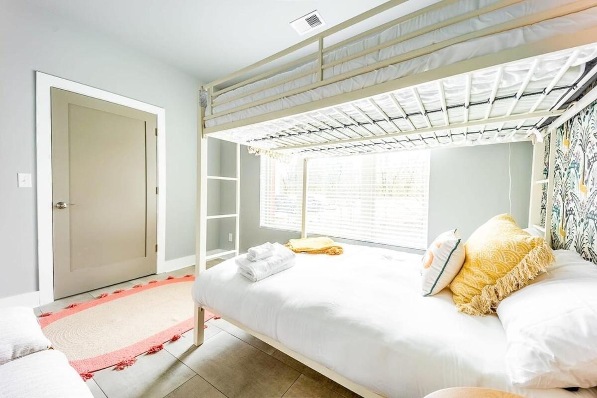 Holiday home Open Late Nash Rooftop Views Near Downtown *